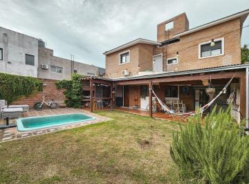 Casa · 217m² · 9 Ambientes · 2 Cocheras · Casa de 3 Dorm. con Pileta, Parrillero y Cochera en Fisherton