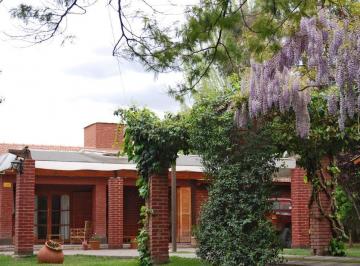 Casa · 311m² · 5 Dormitorios · 2 Cocheras · Calle Almirante Brown 2864