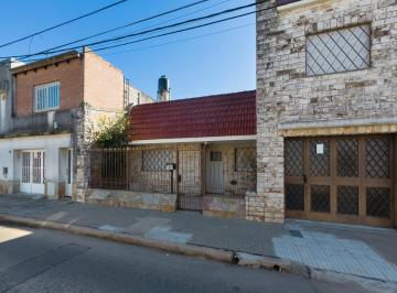 Casa · 205m² · 8 Ambientes · 1 Cochera · Casa Venta Barrio Azcuenaga 3 Dorm. Amplio Terraza Oportunidad Apta Credito Inversion Luminoso