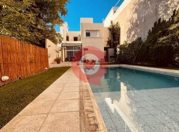 Casa · 255m² · 7 Ambientes · 1 Cochera · Casa Nivel Gerencial