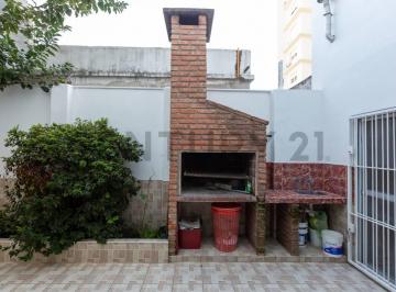 Oficina comercial · 176m² · 4 Ambientes · 1 Cochera · Venta Permuta Casa 4 Amb con Cochera y Oficina Apta Credito en Caseros