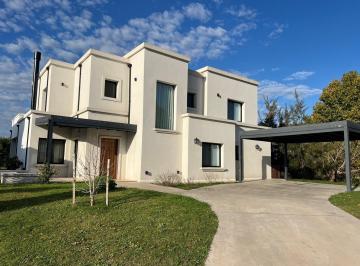 Casa · 265m² · 6 Ambientes · 2 Cocheras · Casa Moderna de 6 Ambientes en La Calesa, Pilará