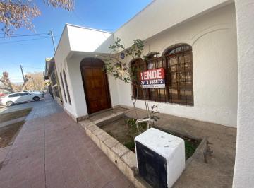 Casa · 7 Ambientes · 1 Cochera · Vende Casa en U. J. e. M. v. I. - Apta Crédito Hipotecario
