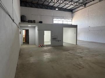 Bodega-Galpón · 240m² · 2 Ambientes · Galpón en Venta en Barrio Carrara, 240 m², Oficina, 2 Baños. Ideal Inversor