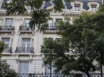 Departamento de 4 ambientes, Monserrat · Semipiso de Época 4 Ambientes Frente a Av 9 de Julio – Vista Abierta Al Mural de Messi en Venta!