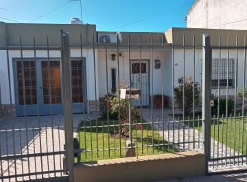 Casa · 85m² · 5 Ambientes · 1 Cochera · Vivienda Multifamiliar Moron