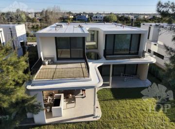 Casa · 302m² · 6 Ambientes · 2 Cocheras · Espectacular Casa en Laguna Grande, Villanueva