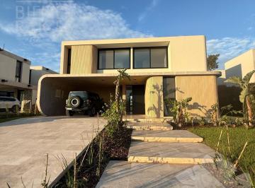 Casa · 302m² · 6 Ambientes · 2 Cocheras · Espectacular Casa en Laguna Grande, Villanueva