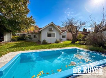 Casa · 167m² · 4 Ambientes · 1 Cochera · Chalet en Venta en Quilmes Oeste