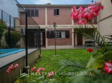 Casa · 205m² · 7 Ambientes · 2 Cocheras · Venta - Casa de 3 Dorm. con Pileta y Cochera Para Dos Autos