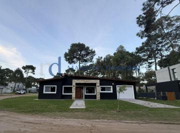 DEI-DEI-2095_2 · Casa 3 Dorm. en Venta en Pinamar Barrio Alamos