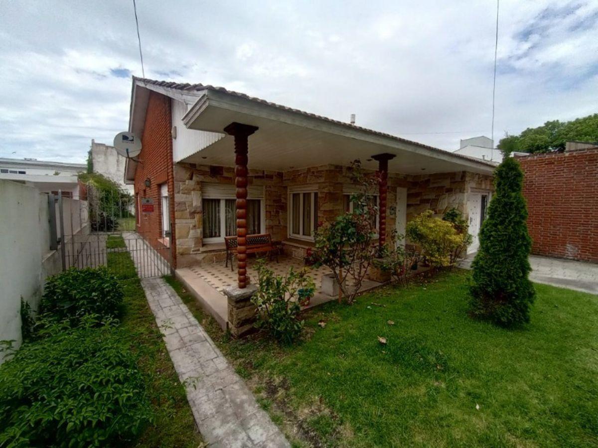 Chalet 4 amb, 198m² con garaje cubierto y gran parque — Parque Luro