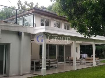 Casa · 550m² · 8 Ambientes · 1 Cochera · Casa en Venta en Olivos Golf Club, Malvinas Argentinas con Pileta