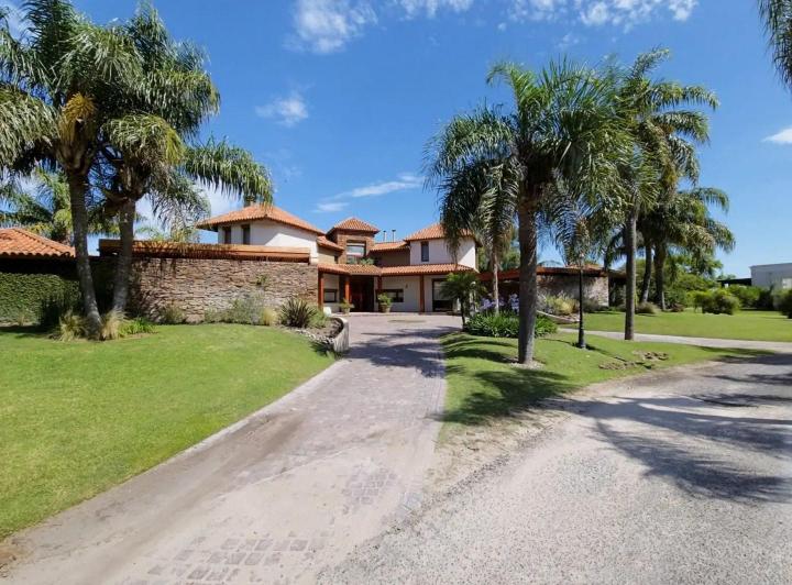 Casa · 416m² · 5 Ambientes · 4 Cocheras