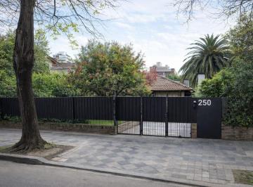 Casa de 4 ambientes, Esteban Echeverría · Casa en Venta con Dpto y Galpón Al Fondo, Amplio Lote Pleno Centro de Monte Grande