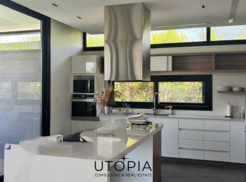 Casa · 240m² · 4 Ambientes · 2 Cocheras · Venta Casa 4 Ambientes en Terralagos