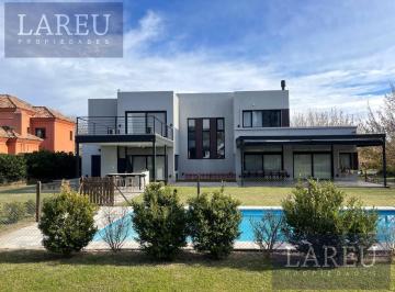 Casa · 271m² · 4 Ambientes · 2 Cocheras · Casa en La Berlina, Pilará.