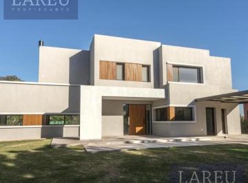 Casa · 271m² · 4 Ambientes · 2 Cocheras · Casa en La Berlina, Pilará.