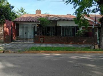 Casa · 85m² · 2 Ambientes · 1 Cochera · Casa en Venta en Monte Grande con Jardín, Patio y Garage.