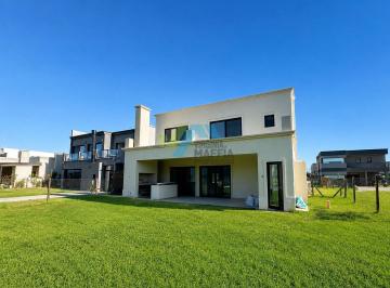 Casa · 260m² · 6 Ambientes · 1 Cochera · Casa en Dos Plantas en Lote Interno con Amarra - Vila Marina II Villanueva