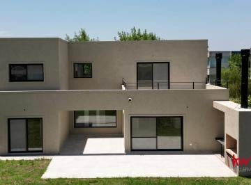 Casa · 216m² · 5 Ambientes · 2 Cocheras · Venta Casa 5 Ambientes Haras Santa Maria a Estrenar