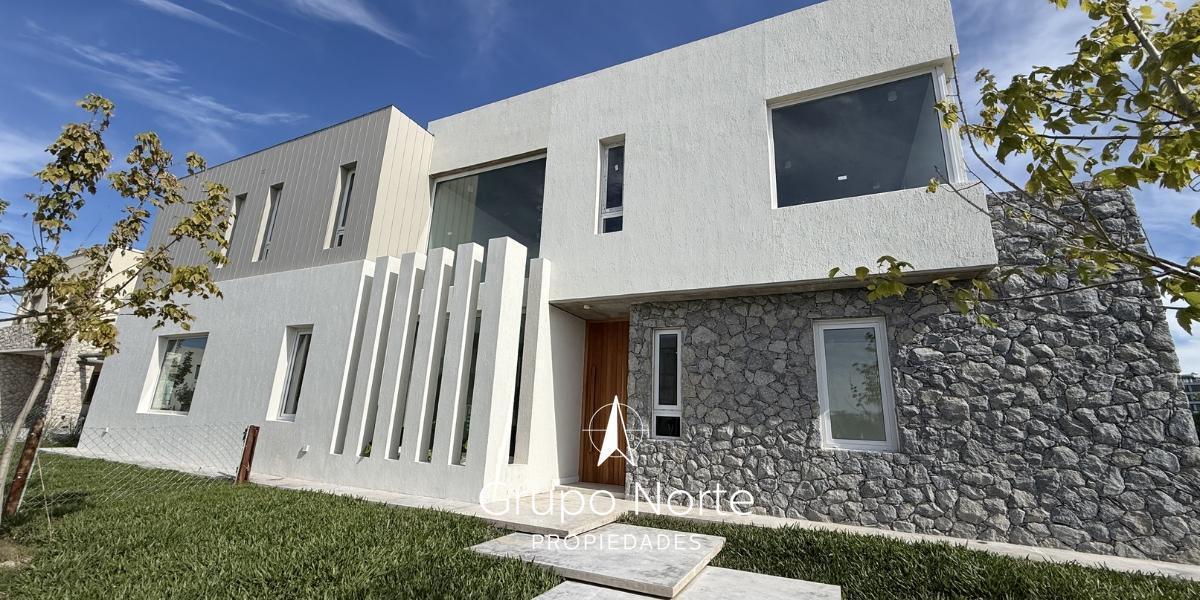 Casa a Estrenar en Venta en Barrio Carpinchos al 100, Nordelta.