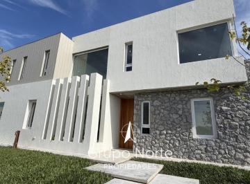 Casa · 250m² · 6 Ambientes · 1 Cochera · Casa en Venta en Barrio Carpinchos, Nordelta.
