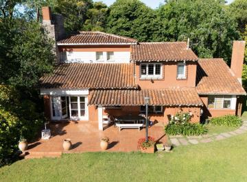 Casa · 270m² · 4 Ambientes · 1 Cochera · Chalet en Barrio Alfar con Gran Terreno