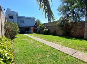 Casa · 190m² · 4 Ambientes · 2 Cocheras · Casa en Lanús Este Venta