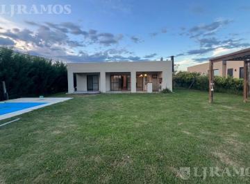 Casa · 880m² · 4 Ambientes · 4 Cocheras · Casa en Alquiler Oportunidad en San Sebastián - Mb