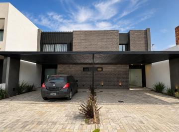 Casa · 130m² · 7 Ambientes · 2 Cocheras · Casa en Prados de Manantiales