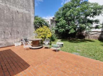 Casa · 237m² · 6 Ambientes · 2 Cocheras · Casa en Venta de 6 Ambientes con un Jardín Patio Luminoso