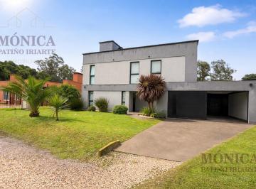 Casa · 220m² · 4 Ambientes · 3 Cocheras · Casa 4 Ambientes con Piscina Climatizada