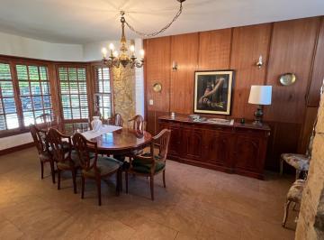 Casa · 240m² · 5 Ambientes · 2 Cocheras · Chalet en Tradicional Barrio Los Troncos