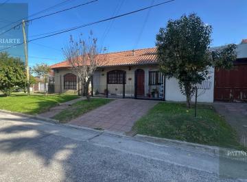 Casa · 130m² · 4 Ambientes · 1 Cochera · Casa - Estrada