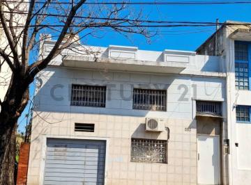 Casa · 174m² · 7 Ambientes · 1 Cochera · Venta de Casa en Parque Patricios con Cochera Cubierta