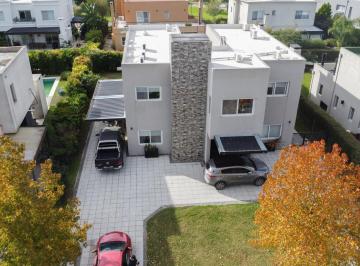 Casa · 285m² · 5 Ambientes · 3 Cocheras · Casa en Venta en Ayres Plaza