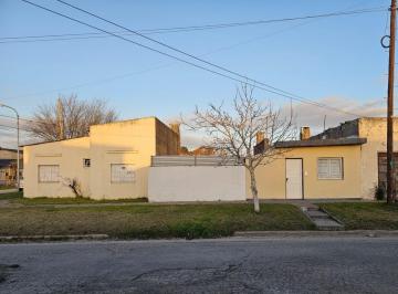 Casa · 106m² · 3 Dormitorios · 1 Cochera · Venta en Block. Casa 3 Amb C/ Patio y Garaje + Depto 2 Amb C/ Patio