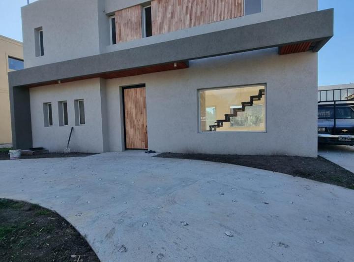 Casa · 140m² · 4 Ambientes · 2 Cocheras