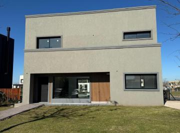 Casa · 169m² · 4 Ambientes · 2 Cocheras · Casa en Derqui