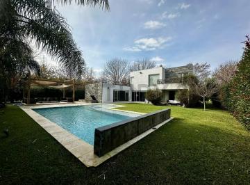 Casa · 237m² · 6 Ambientes · 2 Cocheras · Casa 6 Ambientes con Quincho, Parrilla, Piscina, Jardín, Terraza, Cocheras y Bodega en Barrio Santa