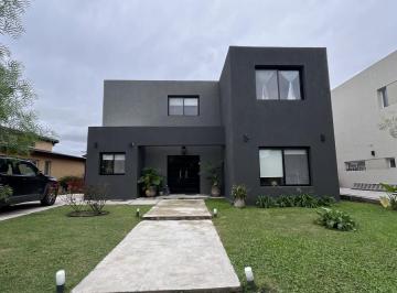 Casa · 178m² · 5 Ambientes · 2 Cocheras · Moderna Casa en Venta en Pilar del Este