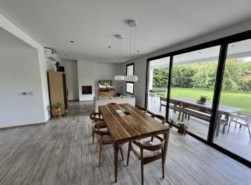 Casa · 220m² · 6 Ambientes · 4 Cocheras · Venta Casa en Barrio Los Potrillos. Fatima, Pilar