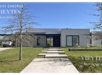 Casa · 237m² · 8 Ambientes · 2 Cocheras · Casa en Chacras de La Reserva