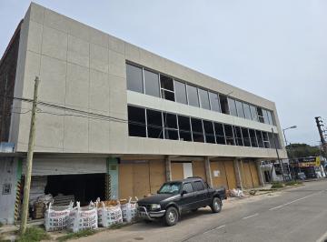 Local comercial · 271m² · 1 Ambiente · Alquiler de Gran Local Frente Vidriado en Belen de Escobar