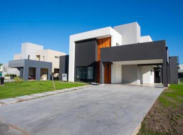 Casa · 211m² · 5 Ambientes · 2 Cocheras · Venta de Casa 5 Ambientes a Estrenar con Piscina en Prados del Oeste, Moreno