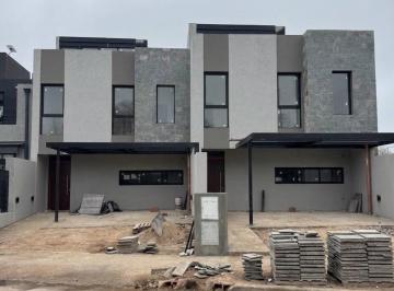 Casa · 170m² · 7 Ambientes · 2 Cocheras · Tríplex 4d de Categoría en Venta - Campo Chico