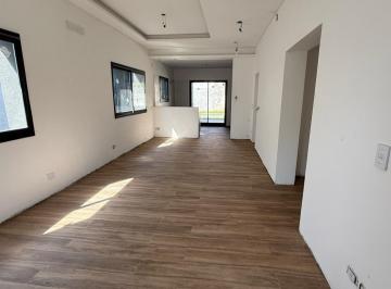 Casa · 92m² · 4 Ambientes · 1 Cochera · Casa 2 Hab, 2 Baños, Pileta, Angelome 1217 - Funes Centro.
