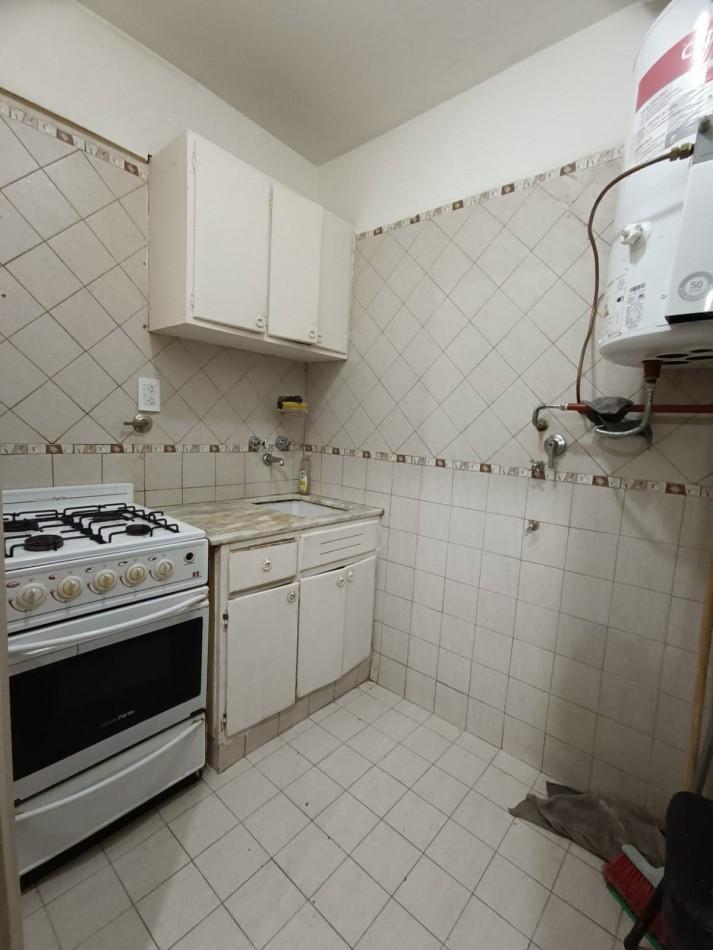 Departamento de un ambiente al lateral, con placard, cocina separada, baño con ducha.