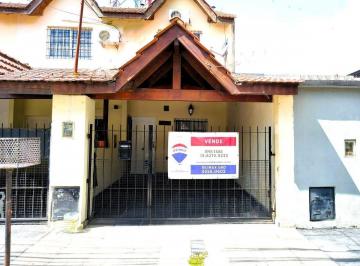 Casa · 122m² · 4 Ambientes · 1 Cochera · Venta Triplex C/parrilla Exc Ubicacion, San Miguel